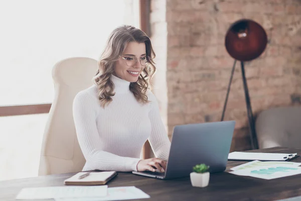 Porträtt av henne hon trevlig attraktiv härlig glad vågigt hår flicka sitter i stol med hjälp av laptop sälja saker beställa leverans varor i moderna loft tegel industriell interiör stil arbetsplats station — Stockfoto