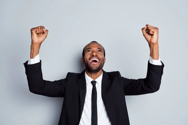 Retrato de cerca de su agradable atractivo alegre barbudo alegre banquero agente de bienes raíces celebrando logro de liderazgo aislado sobre fondo de color pastel gris — Foto de Stock