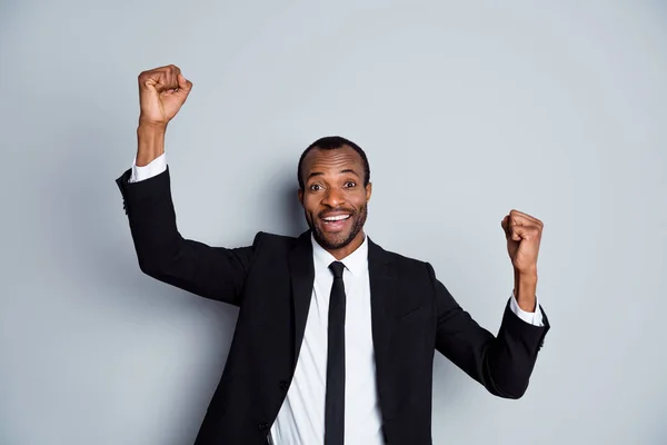 Retrato de sua ele agradável atraente elegante elegante alegre alegre cara celebrando realização ter divertido avanço promoção de crescimento de carreira isolado sobre fundo de cor pastel cinza — Fotografia de Stock