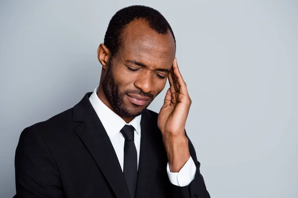 Primer plano retrato de agradable atractivo cansado deprimido tipo enfermo banquero economista empleado sentirse mal tocar templo espasmo enfermedad crónica terapia tratamiento aislado en gris pastel color fondo — Foto de Stock