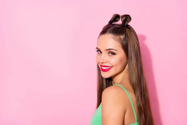 Perfil foto de funky jovem senhora toothy feixe sorridente vermelho brilhante batom bom humor bronzeado bronze pele desgaste verde cultura top singlet isolado pastel cor rosa fundo — Fotografia de Stock