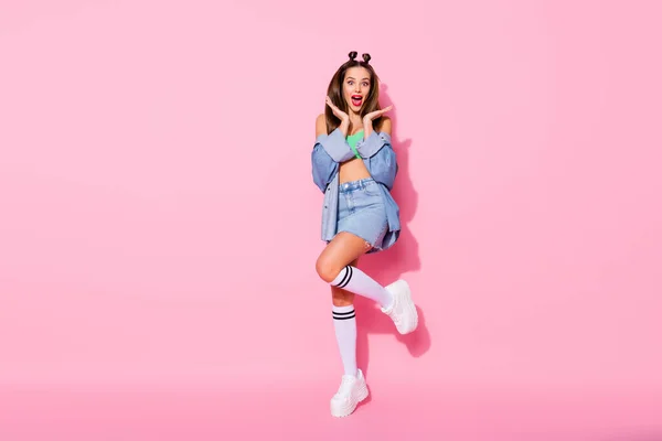 Foto de longitud completa de la señora bastante funky escuchar noticias frescas levantar brazos buen humor usar chaqueta de mezclilla verde recorte superior falda del vientre desnuda calcetines de rodilla zapatos aislados pastel de color rosa fondo —  Fotos de Stock