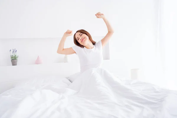 Πορτρέτο της αυτή ωραία ελκυστική όμορφη χαρούμενη χαρούμενη κόκκινα μαλλιά κορίτσι κάθεται στο κρεβάτι ξυπνώντας τέντωμα τέλεια στο σύγχρονο λευκό φως εσωτερικό διαμέρισμα στυλ δωματίου — Φωτογραφία Αρχείου