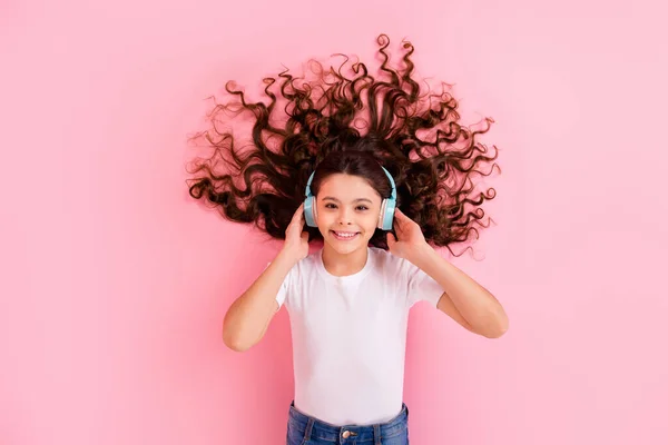 Vista superior por encima de alto ángulo plano lay flatlay mentira concepto retrato de ella ella agradable bonita linda linda alegre chica de pelo ondulado escuchando música diferente aislado sobre fondo de color pastel rosa —  Fotos de Stock