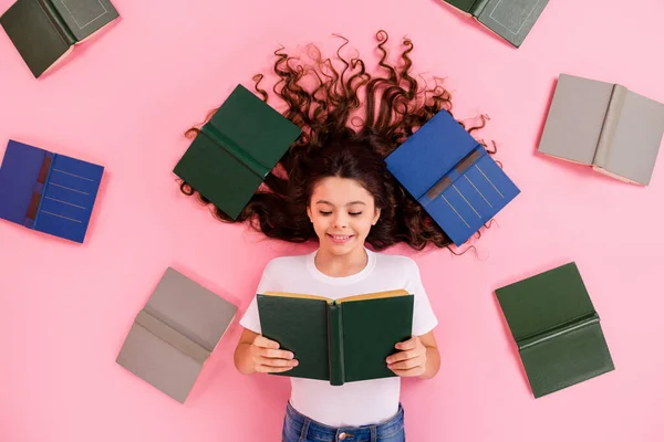 Vista superior por encima de alto ángulo plano lay flatlay mentira concepto retrato de ella ella agradable encantadora enfocada alegre chica de pelo ondulado leyendo variedad libro diferente aislado sobre fondo de color pastel rosa — Foto de Stock