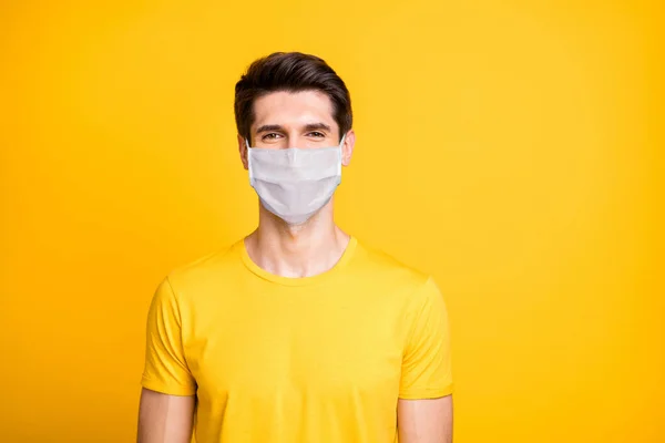 Close-up retrato de seu cara agradável alegre ficar em casa covid-19 auto-isolamento desgaste tecido máscara tshirt sorrindo isolado brilhante brilhante brilhante cor amarela vibrante fundo — Fotografia de Stock