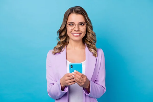 Retrato de éxito positivo de negocios señora smm trabajador utilizar el teléfono celular disfrutar de las redes sociales post comentario repost desgaste chaqueta chaqueta violeta aislado sobre fondo de color azul — Foto de Stock