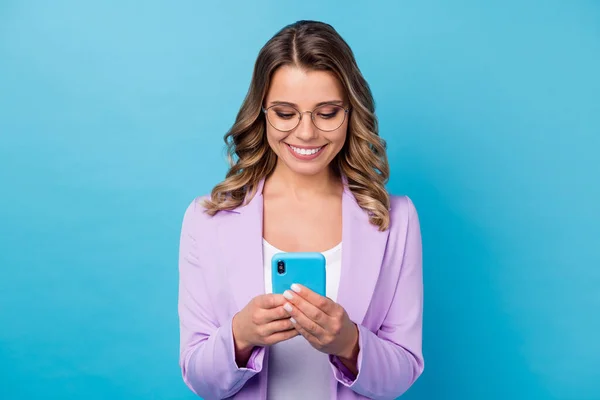Porträt positiv fröhlich Geschäftsfrau smm Arbeiter verwenden Handy teilen abonnieren soziale Netzwerk Nachrichten eingeben Kommentar tragen violette Blazer Jacke Anzug isoliert über blauer Farbe Hintergrund — Stockfoto