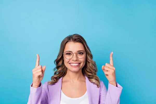 Retrato de negocio alegre positivo promotor punto dedo dedo copia espacio presente anuncios promoción recomendar seleccionar sugerir usar ropa de buen aspecto aislado sobre fondo de color azul — Foto de Stock