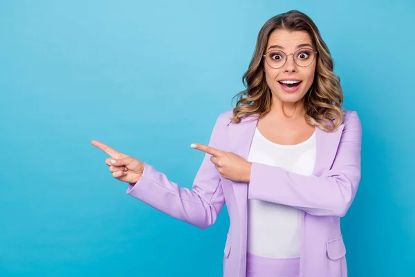 Retrato de agradável atraente bonito encantador encantador alegre alegre alegre menina de cabelos ondulados mostrando dois dedos indicador anúncio solução isolada sobre brilhante brilho vívido vibrante fundo de cor azul — Fotografia de Stock