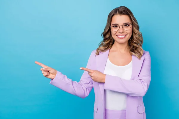 Retrato de ella ella agradable atractivo bonito alegre alegre alegre chica de pelo ondulado mostrando dos precursores copia espacio anuncio solución aislado sobre brillante brillo vivo vibrante color azul fondo — Foto de Stock