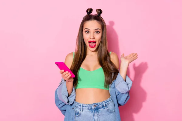 Portret szalony zdumiony funky nastolatek dziewczyna używać smartfona pod wrażeniem social media zwolennicy abonentów krzyczeć wow omg nosić zielony trend strój połysk odizolowany na pastelowym tle kolor — Zdjęcie stockowe
