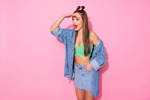 Foto van vrij grappige dame rode lippen kijken ver weg zie oceaan water zee arm onder ogen dragen denim jas groen gewas top naakt buik korte rok geïsoleerde pastel roze kleur achtergrond — Stockfoto