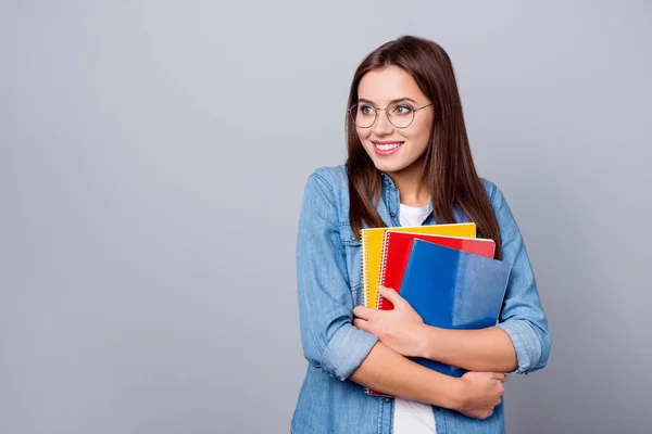 Inteligente inteligente sonhador menina estudante do ensino médio nota livros olhar copyspace sonho ela passar sua formatura um exame desgaste casual estilo roupa óculos isolado cinza cor fundo — Fotografia de Stock