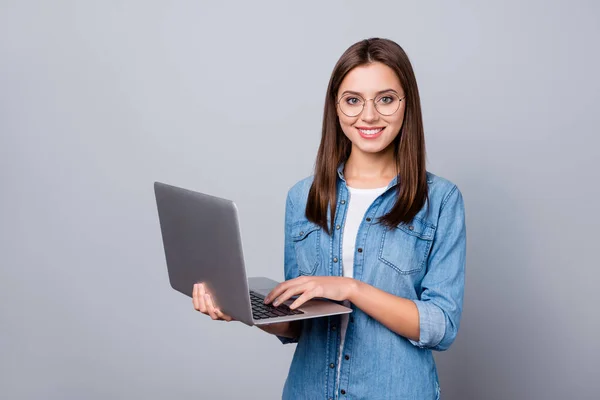 Πορτρέτο της θετικής χαρούμενα έξυπνο έξυπνο CEO εμπειρογνώμονα κορίτσι εργασίας φορητό υπολογιστή έτοιμο να αποφασίσει λύση εργασίας φορούν μοντέρνα ρούχα denim απομονώνονται πάνω από γκρι φόντο χρώμα — Φωτογραφία Αρχείου