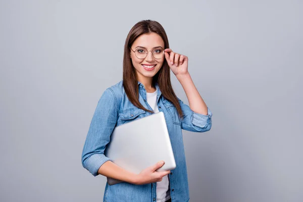 Portret jej ona ładne atrakcyjne piękne dość inteligentne wesoły wesoły dziewczyna niosąc laptop college uniwersytet dotykając specyfikacje izolowane na szarym pastelowym tle kolor — Zdjęcie stockowe