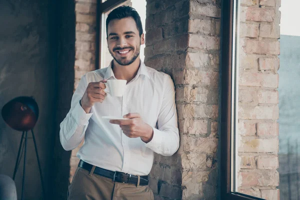 Perfil vista lateral de su agradable atractivo seguro de sí mismo alegre alegre alegre alegre empleado bebiendo bebidas de cafeína en la estación de trabajo interior de ladrillo loft moderno estilo industrial —  Fotos de Stock