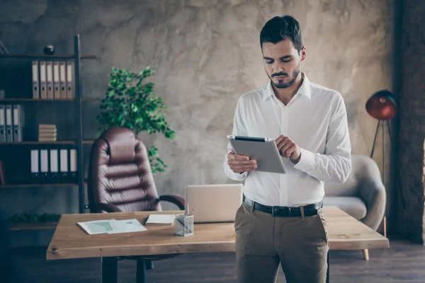 Porträtt av hans han trevlig attraktiv fokuserad man kvalificerad chef HR specialist söker cv återuppta analysera på moderna loft industriell stil arbetsplats station inomhus — Stockfoto