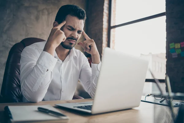 Närbild porträtt av hans han trevlig attraktiv ledsen irriterad man försäljningschef bankir lider av smärta hypotension på moderna loft industriell stil interiör arbetsplats — Stockfoto