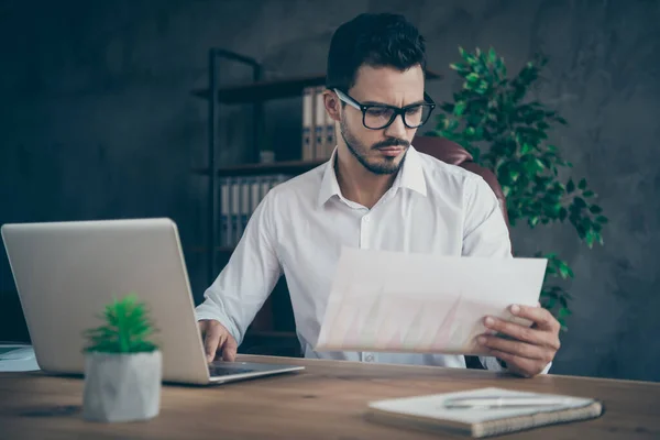 Retrato de cerca de su atractivo inteligente inteligente inteligente hombre enfocado preparando informe economía analizando plan de resultados dinero investigando en el loft moderno estilo industrial lugar de trabajo interior —  Fotos de Stock