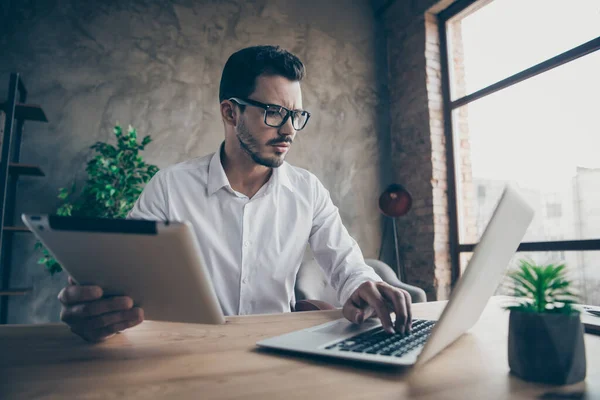 Portret van zijn hij mooie aantrekkelijke ervaren man werknemer het creëren van financiële rapport resultaat economie start-up project IT op moderne loft industriële stijl interieur werkplek station — Stockfoto