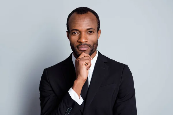 Porträtt av cool intelligent afro amerikan man förmögen företagsägare mäklare touch hand haka bestämma arbete lösning bära formella elegant outfit isolerad över grå färg bakgrund — Stockfoto