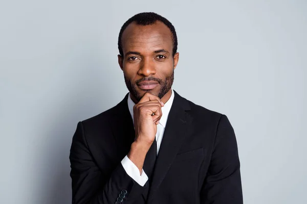 Retrato del hombre afroamericano inteligente fresco rico dueño de la compañía corredor toque la barbilla decidir solución de trabajo desgaste formal elegante traje aislado sobre fondo de color gris — Foto de Stock