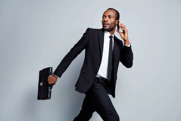 Retrato dele ele agradável atraente elegante rico rico imponente cara seeker hr recrutador agente corretor banqueiro vai falar no telefone cv retomar entrevista isolado sobre fundo cor pastel cinza — Fotografia de Stock