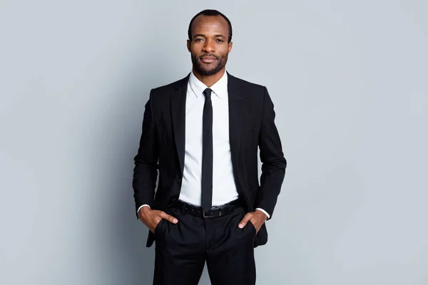 Πορτρέτο της εμπιστοσύνης έξυπνο afro american marketer αντιπρόσωπος βάλει τα χέρια παντελόνι τσέπη έτοιμο αποφασίσει επιτυχημένες λύσεις που απομονώνονται πάνω από γκρι φόντο χρώμα — Φωτογραφία Αρχείου