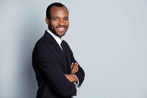 Otočené fotografie inteligentní úspěšné profesionální afro americký právník muž kříž ruce těšit rozhodnout pracovní řešení nosit sako izolované přes šedou barvu pozadí — Stock fotografie
