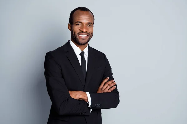 Porträtt av smart afro amerikansk man ledare investerare kors händer redo besluta lösning slitage jacka isolerad över grå färg bakgrund — Stockfoto