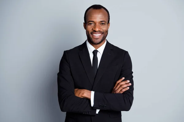 Porträt der wahren Führung Unternehmer wohlhabenden afroamerikanischen Firmeninhaber Mann Kreuz Hände bereit entscheiden Arbeitslösung tragen Blazer isoliert über graue Farbe Hintergrund — Stockfoto