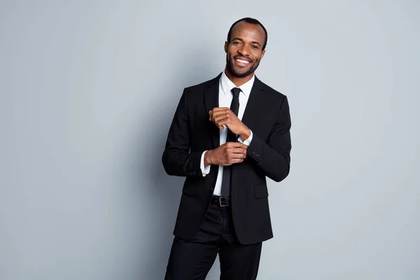 Portrét afro amerického gentlemana šéf připravit obchodní partnerství setkání upravit tlačítko manžetové knoflíky nosit styl stylové módní sako kalhoty izolované šedé pozadí — Stock fotografie