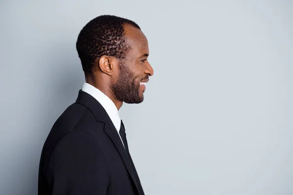 Profiel side photo of smart successful afro american man entrepreneur company owner look copyspace luister zijn werk collega 's dragen formele outfit geïsoleerd over grijze kleur achtergrond — Stockfoto