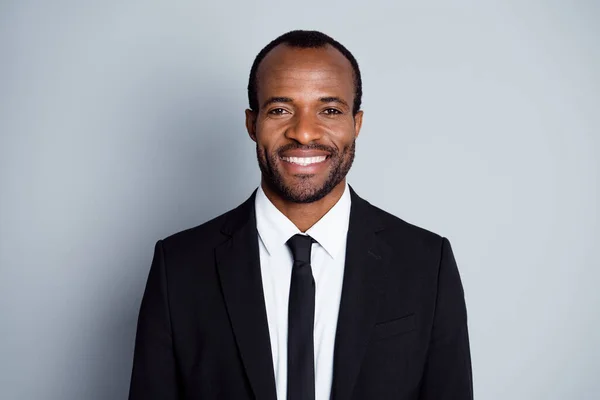 ポジティブなインテリジェントアフリカ系アメリカ人経済学者の肖像弁護士の男は良い気分に見える準備ができて灰色の色の背景で意思決定の選択肢ソリューションを選択 — ストック写真