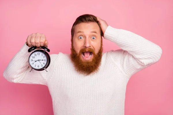 Retrato del hombre asombrado mantenga el reloj dormido trabajo tardío grito omg touch manos cabeza desgaste jersey aislado sobre pastel color fondo —  Fotos de Stock