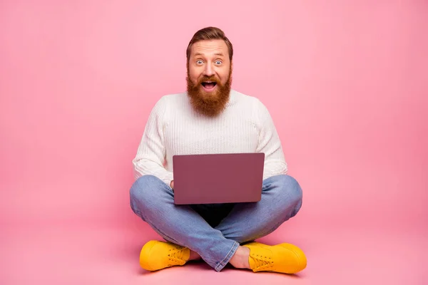 Corp complet fotografie uimit tip freelancer antreprenor de lucru laptop căutare social media reduceri impresionat strigăt wow omg purta bine arata blugi pulover izolat pastel culoare fundal — Fotografie, imagine de stoc