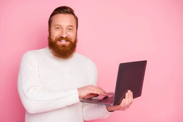 Portrett av en positiv, munter fyr som jobber med datasikring lærer seg å skrive e-poster til venner med fint utseende. Hoppet hopper isolert over pastellfarget bakgrunn. – stockfoto