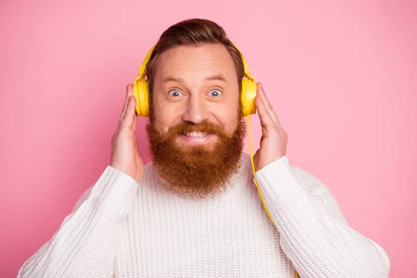 Retrato de cara alegre sincero ouvir música estéreo tem fone de ouvido brilhante desfrutar de faixas de som desgaste bom olhar pulôver de malha isolado sobre fundo cor pastel — Fotografia de Stock