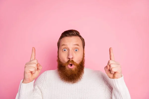 Close-up portrait of his he nice attractive funny comic amazed cheerful cheery red guy showing up demonstrating advice solution pout lips isolated over pink pastel color background — Stock Photo, Image