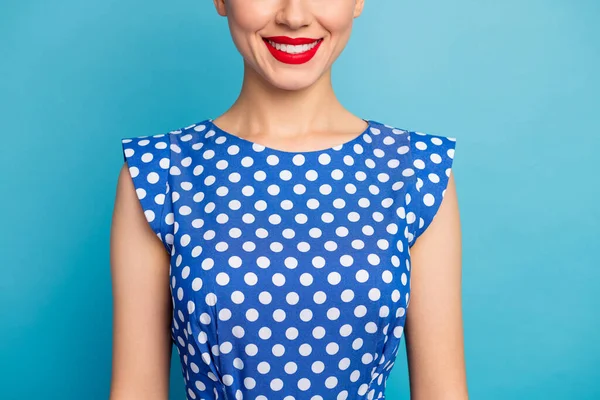 漂亮女士的剪裁特写照片显示完美的牙齿红唇诱人的形状饰物美白穿着点缀的白色复古衬衫孤立的蓝色背景 — 图库照片