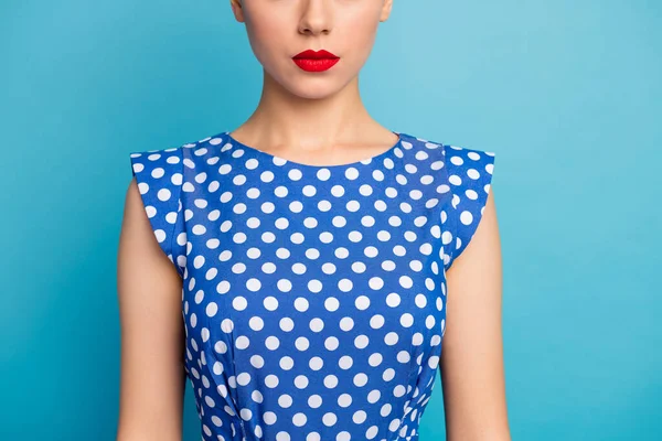 Foto de primer plano recortado de la señora bonita muestran perfectos labios rojos seducen forma tentadora no sonriendo ideal contorno desgaste punteado camisa retro blanco aislado color azul fondo — Foto de Stock