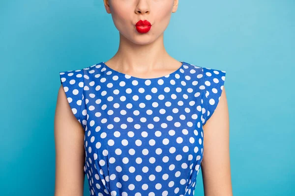 Foto de primer plano recortado de la señora bonita muestran perfectos labios rojos seducción forma enviando aire beso desgaste punteado blanco retro blusa aislado color azul fondo — Foto de Stock