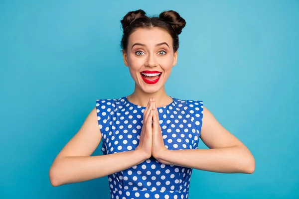 Foto de muito engraçado animado senhora lábios vermelhos de mãos dadas pedindo namorado implorando comprar seu novo vestido desgaste pontilhado branco retro blusa isolado azul cor de fundo — Fotografia de Stock