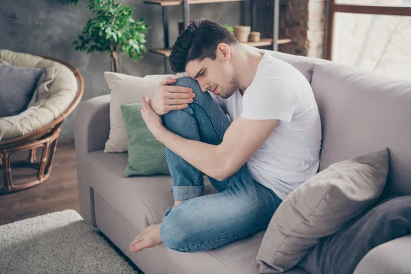 Porträt seiner schönen attraktiven depressiven jämmerlichen Kerl sitzt auf Diwan leiden Herzschmerz an modernen industriellen Loft Backstein Interieur-Stil Wohnzimmer — Stockfoto