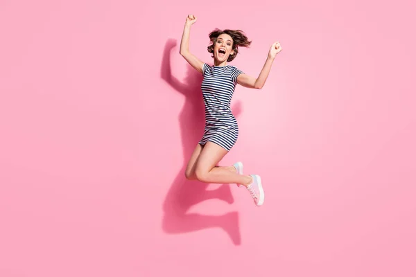 Foto de perfil de comprimento total de senhora atraente bom humor pulando alto para cima regozijando melhor vitória já usar casual branco azul verão vestido sapatos isolado pastel cor rosa fundo — Fotografia de Stock