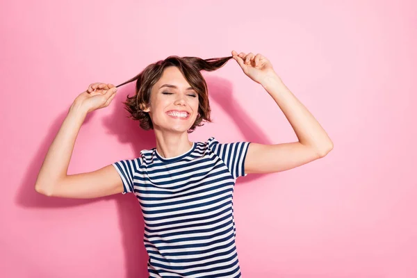 Foto de atractiva dama encantada cogida de la mano pelo corto rizos dientes sonrientes ojos cerrados satisfacción desgaste casual blanco azul camiseta aislado pastel rosa color fondo —  Fotos de Stock