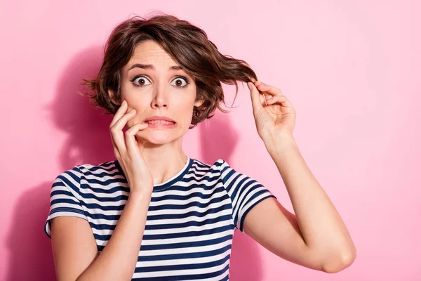 Primo piano foto di attraente scioccato fissare signora tenere per mano capelli corti ricciolo preoccupato bocca aperta oh no indossare casual bianco blu t-shirt isolato pastello colore rosa sfondo — Foto Stock