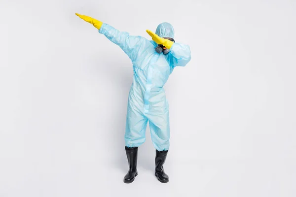 Largura completa foto de dabber hombre danza cerca cubierta cara manos desgaste blanco biohazard uniforme respiración máscara aislado gris color fondo — Foto de Stock