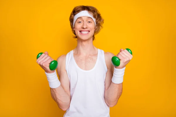 Nahaufnahme Porträt seiner er schön attraktiv funky froh fröhlich fröhlich Kerl dabei Arbeit mit kleinen Licht Hantel Freizeit isoliert über hellen lebendigen Glanz lebendigen gelben Farbhintergrund — Stockfoto